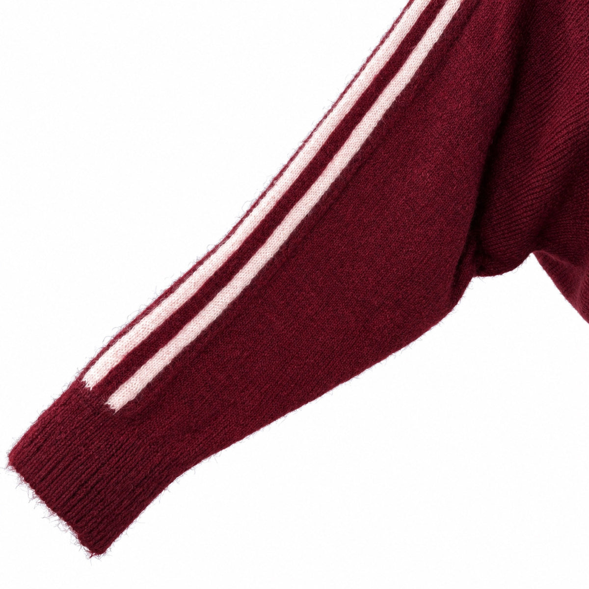 Maglia scollo a barca a pipistrello bordeaux, dettaglio delle due righe sulla manica e del polsino a coste