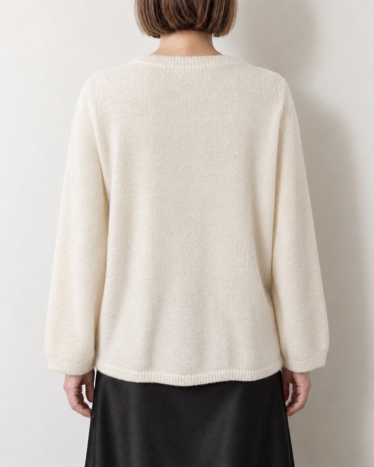 Maglione oversize panna indossato, vista posteriore