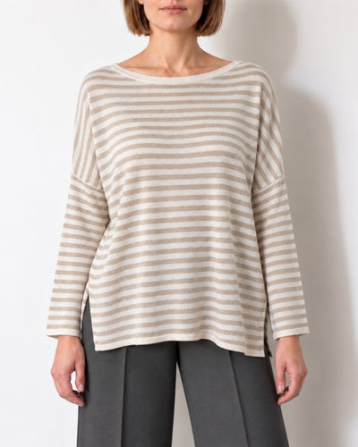 Maglia oversize a righe beige e panna indossata, vista frontale
