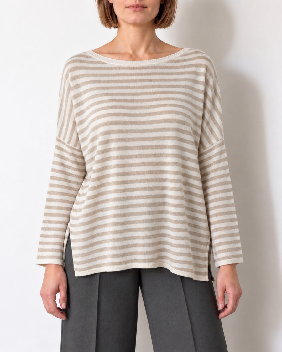 Maglia oversize a righe beige e panna indossata, vista frontale