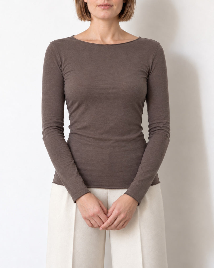 Maglia a manica lunga marrone in misto modal e cashmere indossata, vista frontale