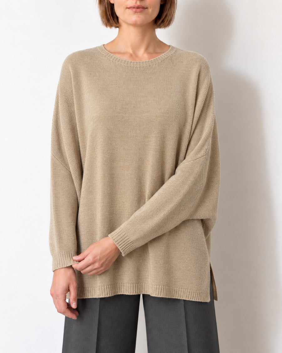 Maglione oversize beige a pipistrello in misto lana e cashmere indossato, vista frontale