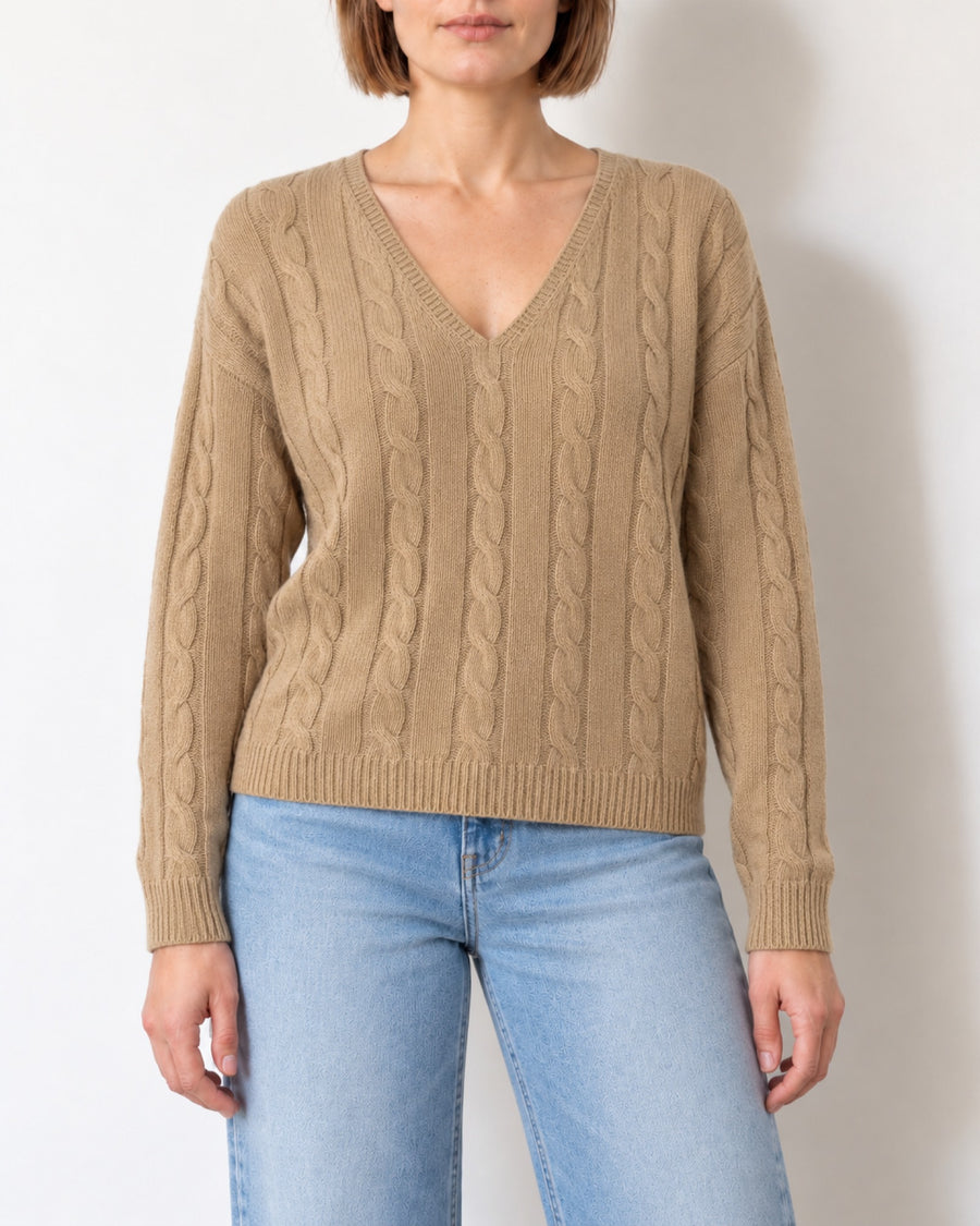 Maglione a trecce cammello con scollo a V indossato, vista frontale