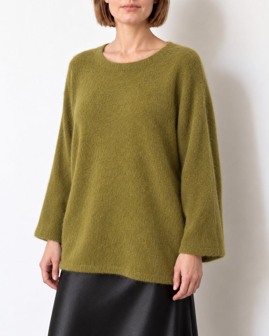 Maglione oversize verde oliva in misto alpaca e cashmere indossato, vista frontale
