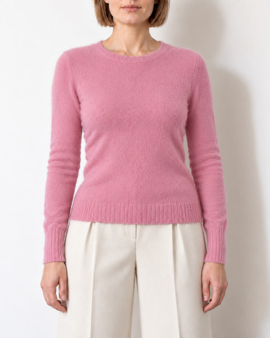 Maglione girocollo rosa in misto alpaca e cashmere indossato, vista frontale