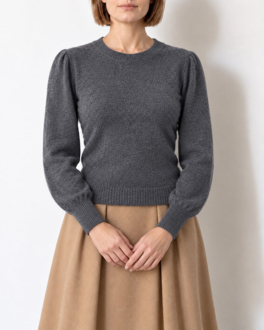 Maglia grigio antracite con maniche a sbuffo indossata, vista frontale