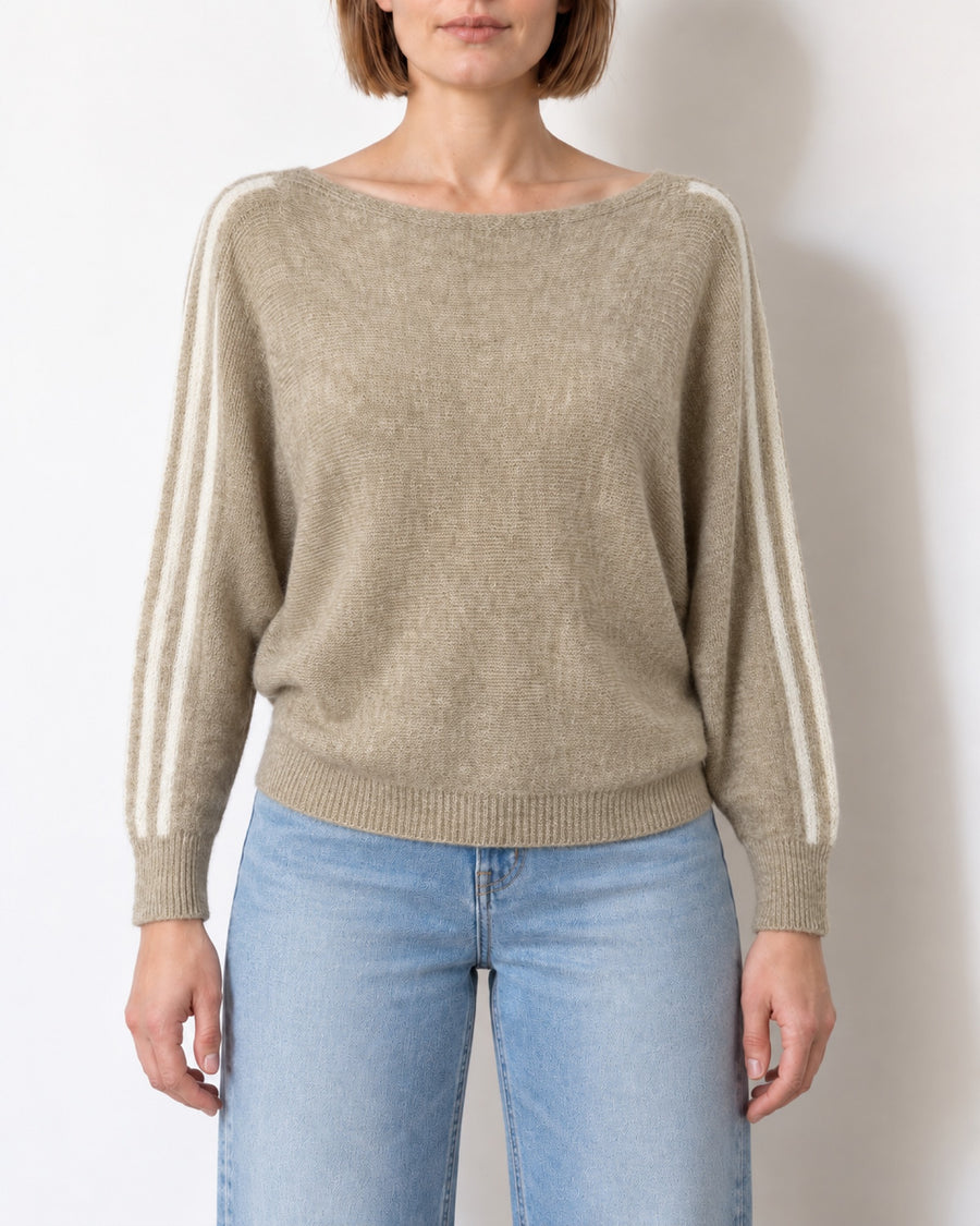 Maglia a pipistrello beige con scollo a barca indossata, vista frontale
