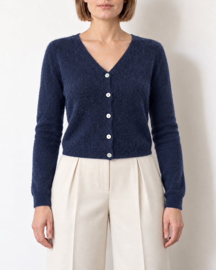 Cardigan corto blu in misto alpaca e lana indossato, vista frontale