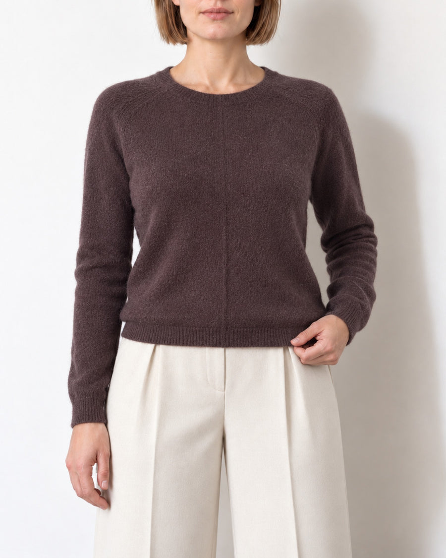 Maglione girocollo marrone prugna in misto alpaca e lana indossato, vista frontale
