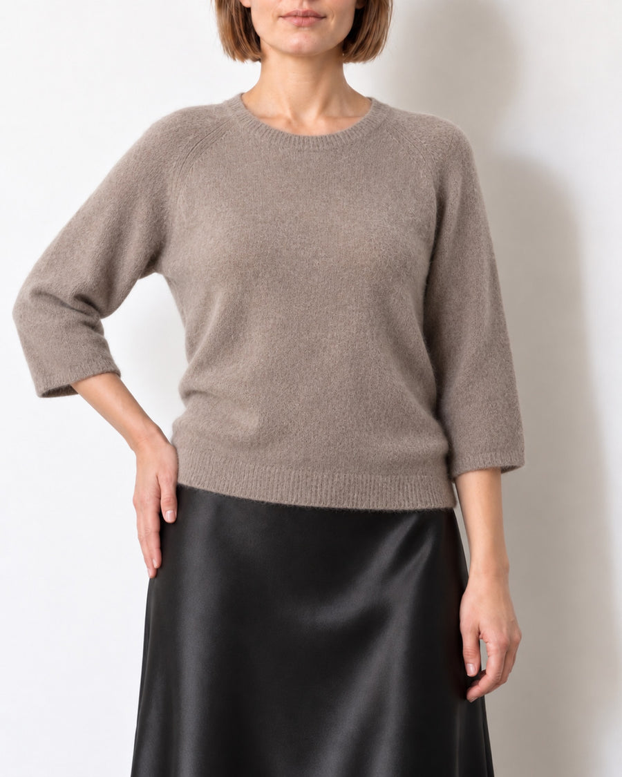 Maglia tortora con manica tre quarti indossata, vista frontale
