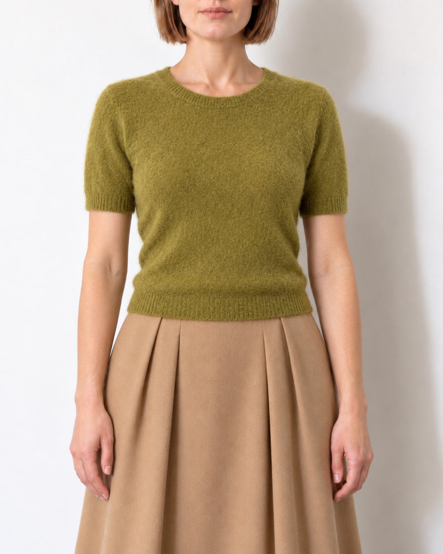 Maglia a maniche corte verde oliva in misto alpaca e lana indossata, vista frontale