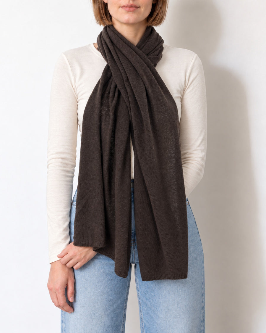Sciarpa marrone in misto lana e cashmere indossata al collo