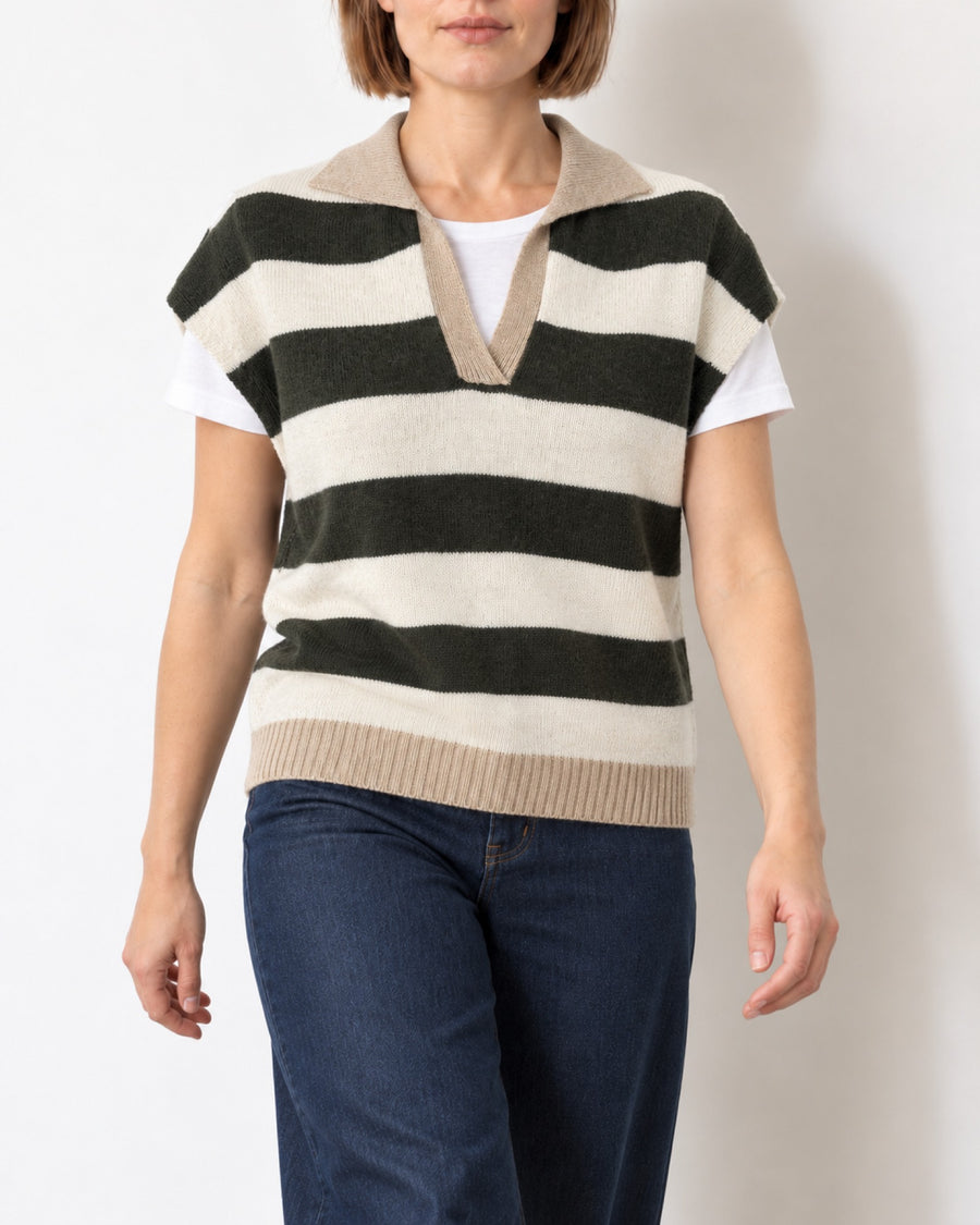 Gilet a righe verde scuro e panna indossato, vista frontale