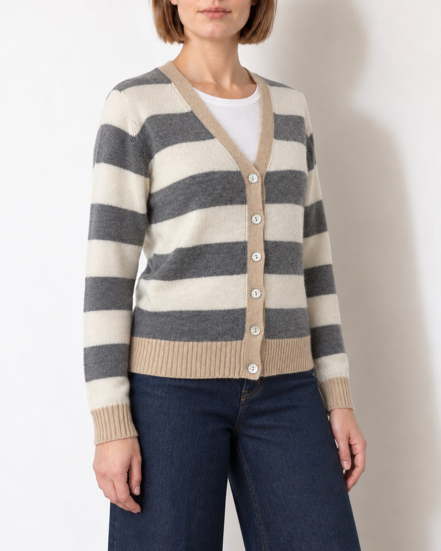 Cardigan a righe grigio e panna indossato, vista frontale