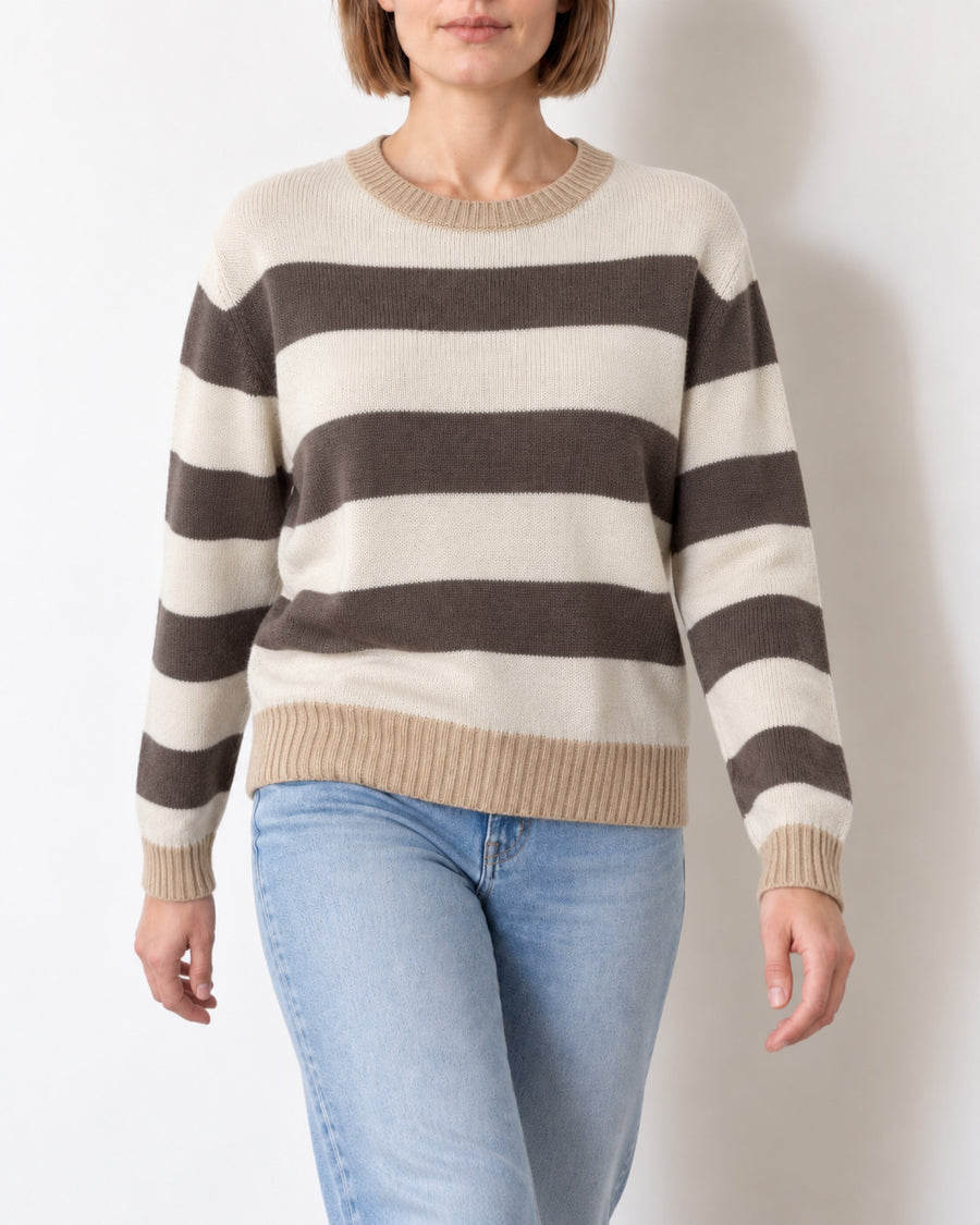 Maglia a righe panna e tortora in misto lana e cashmere indossata, vista frontale
