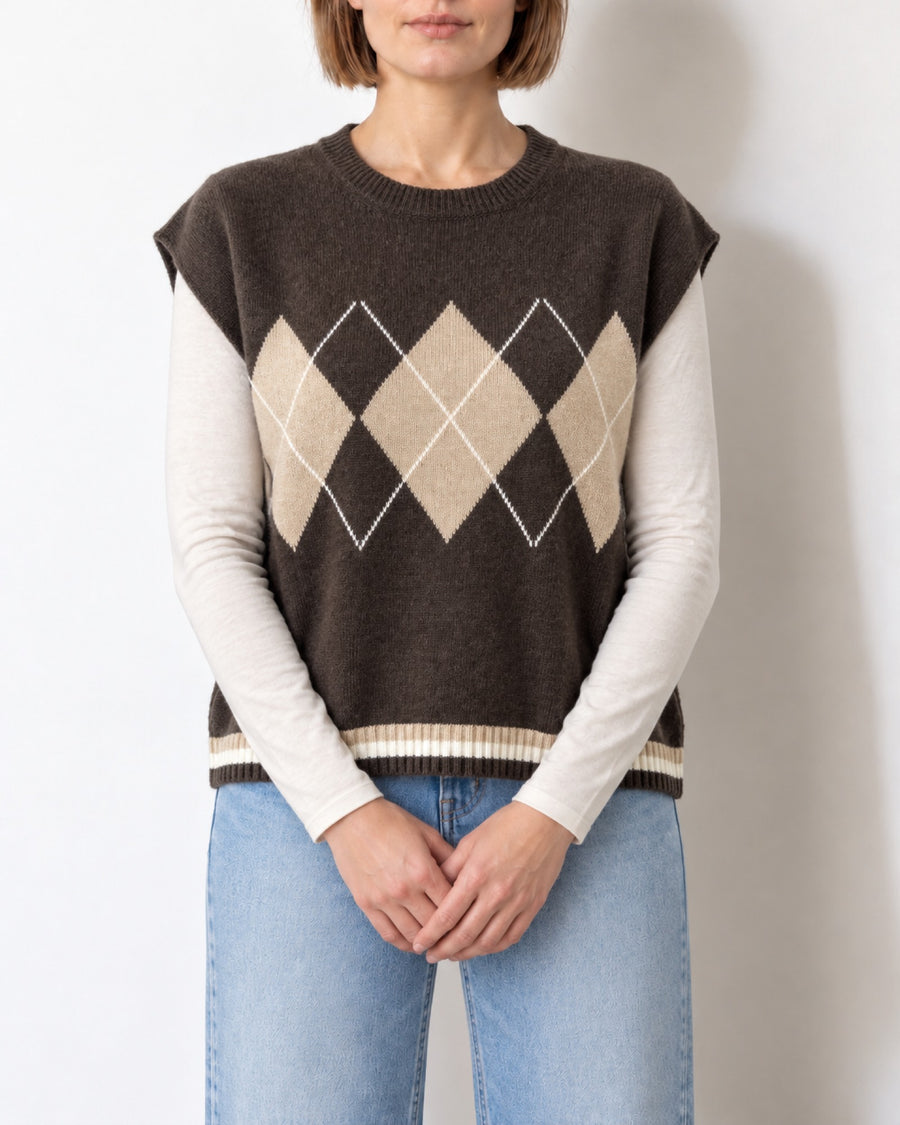 Gilet marrone a rombi in misto lana e cashmere indossato, vista frontale