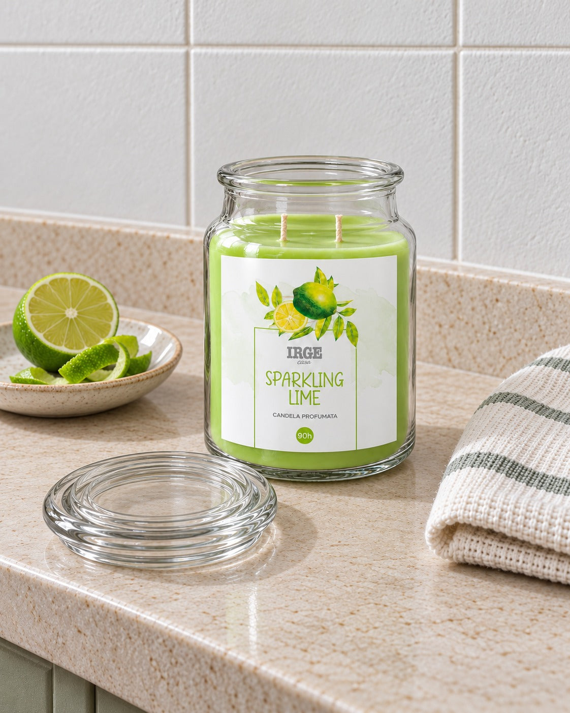 Candela al lime frizzante su mensola in pietra, con lime e scorza