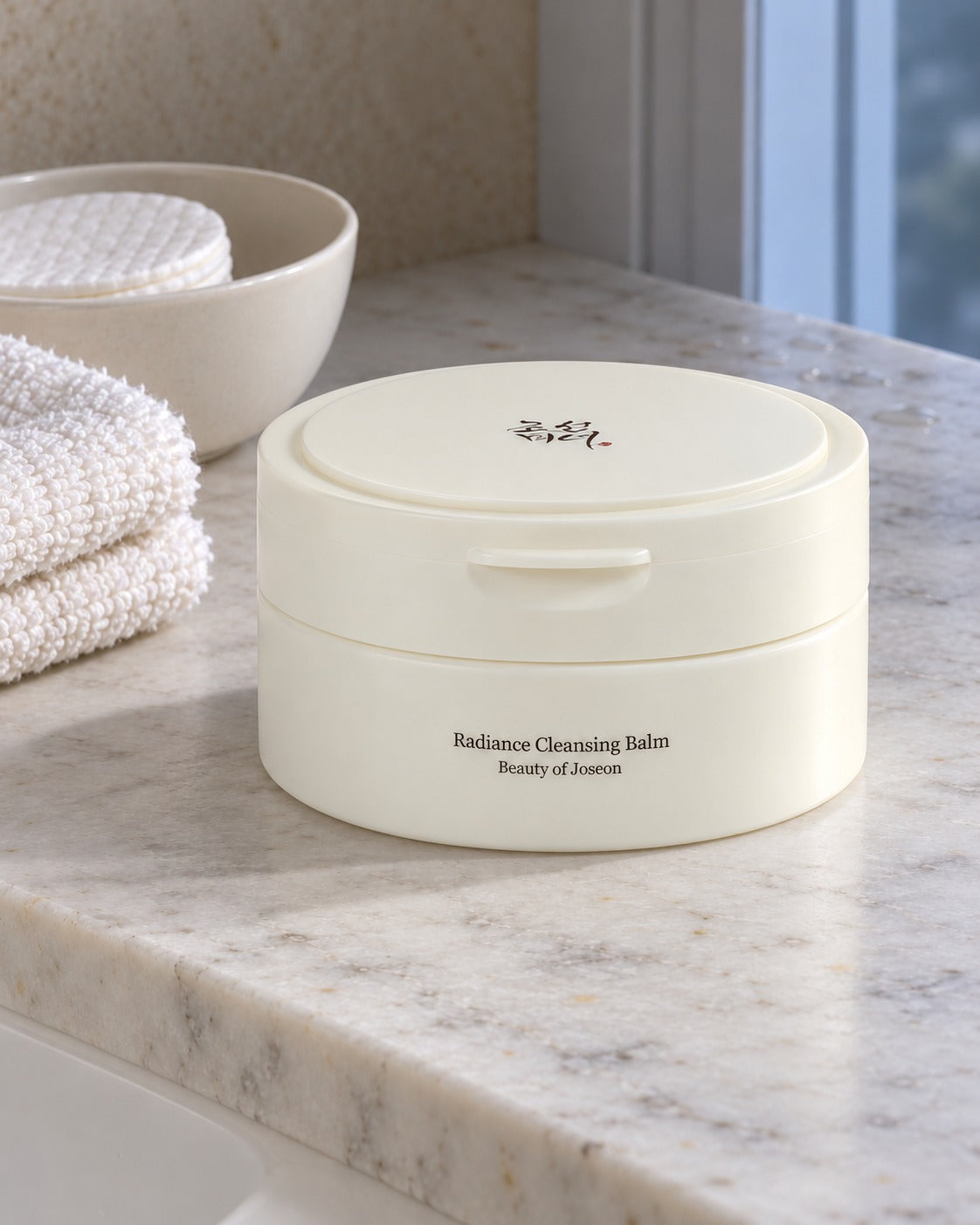 Balsamo struccante Beauty of Joseon su lavabo in marmo, con panno e dischetti