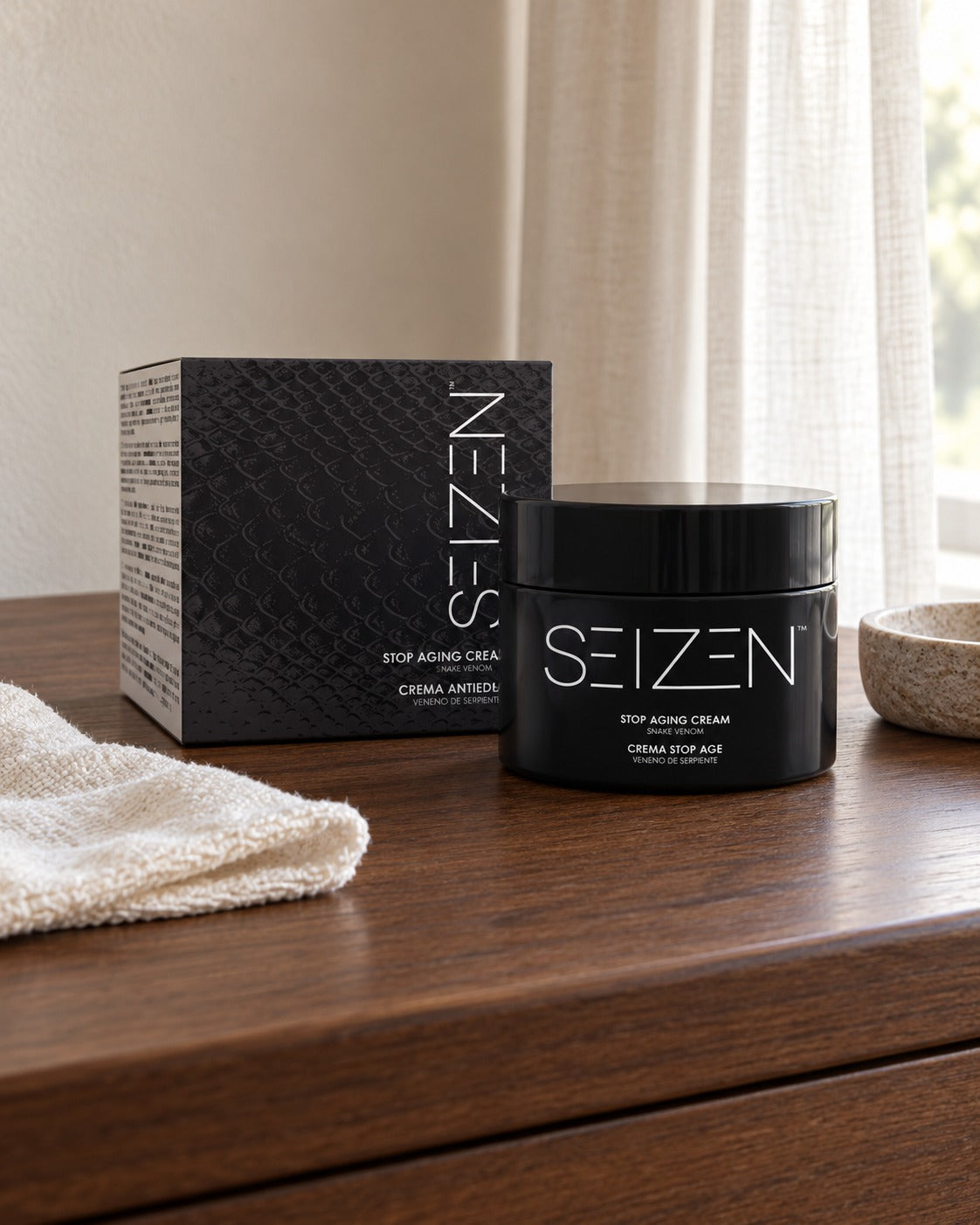 Crema viso al veleno di serpente su toeletta in noce, con panno e ciotola