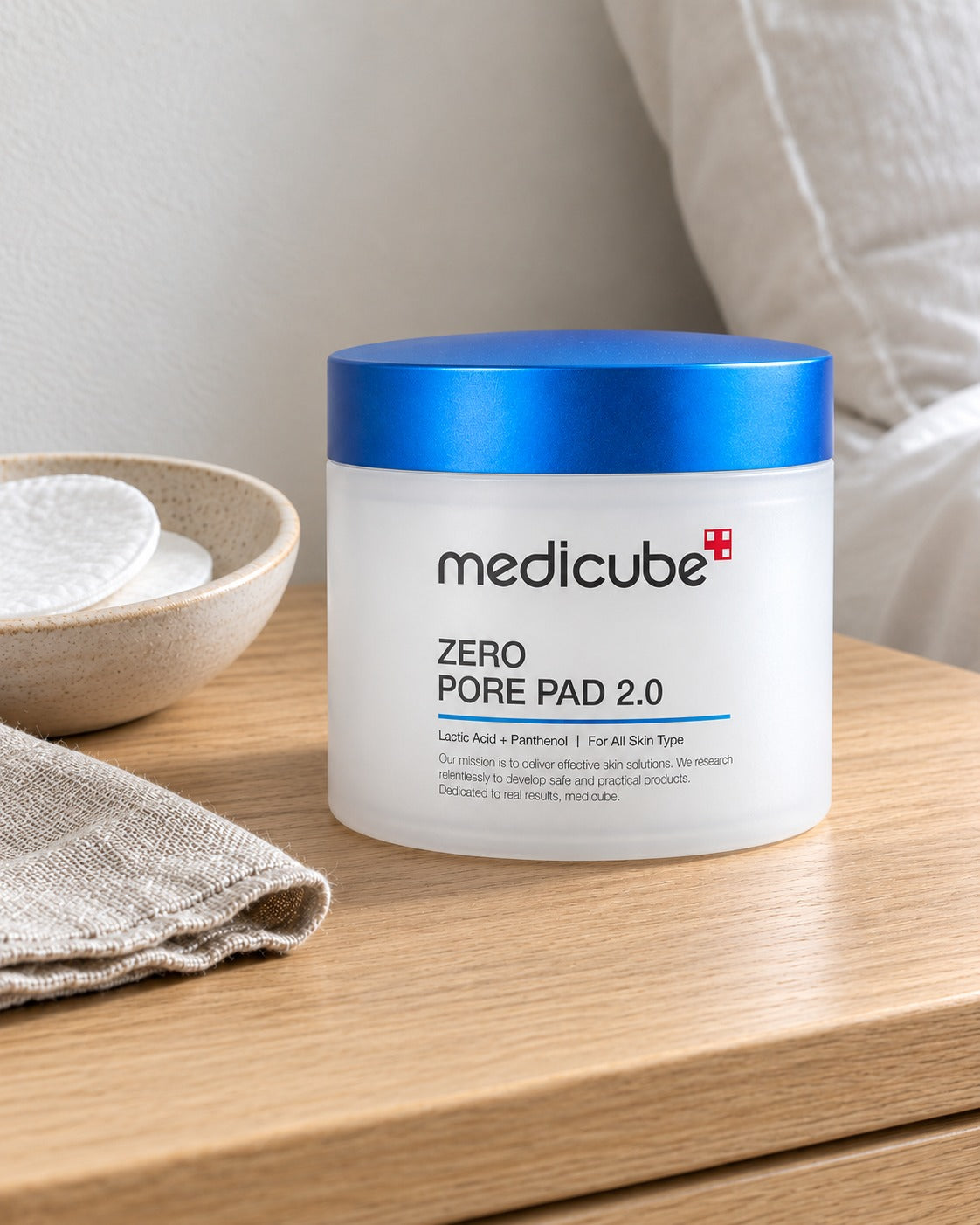 Dischetti viso Medicube Zero Pore Pad 2.0 su lavabo in rovere, con ciotola e panno