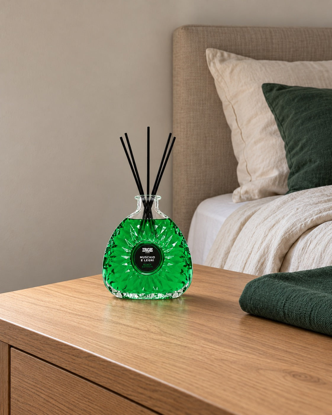 Diffusore al muschio e legno su comodino in rovere, con panno verde