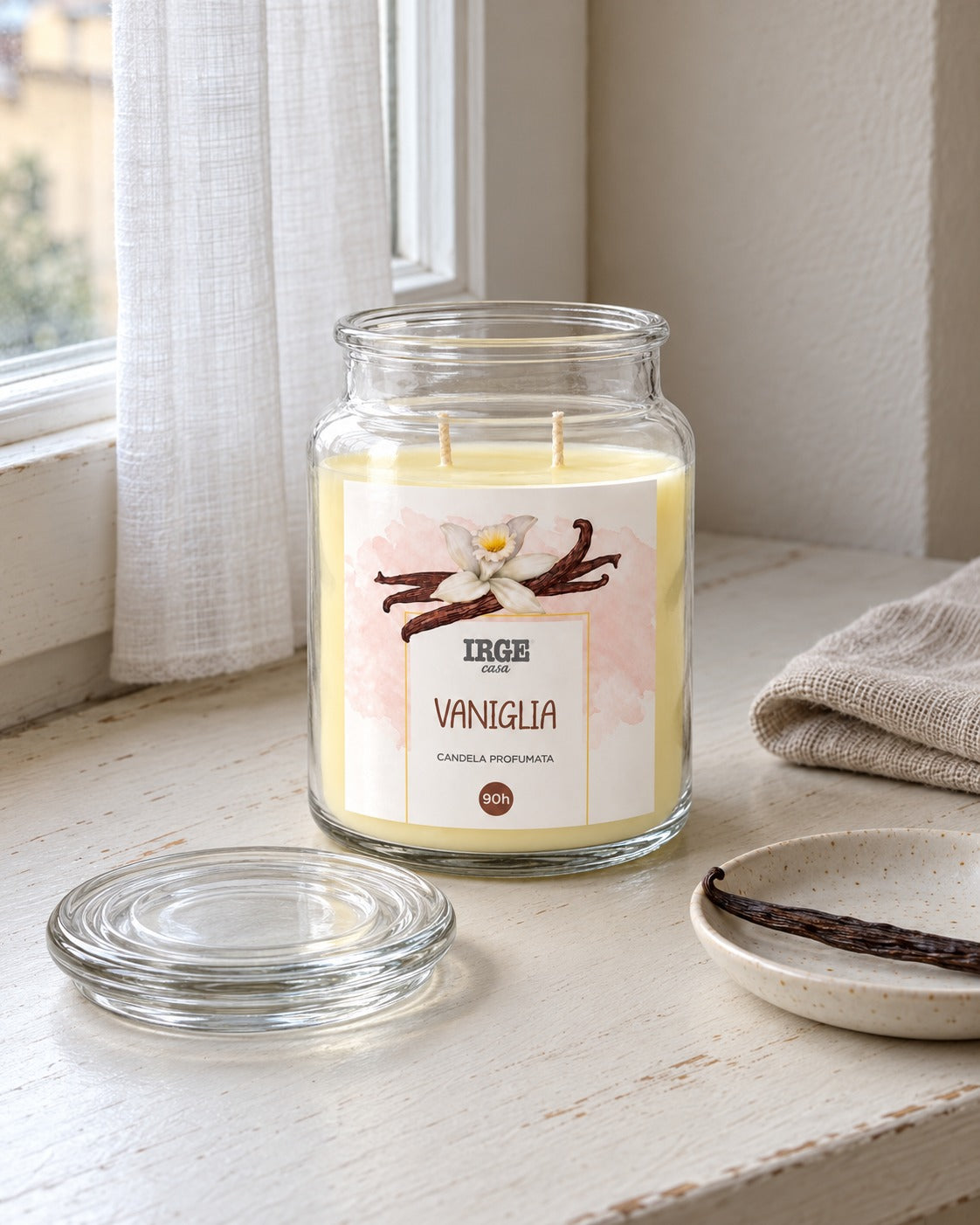 Candela alla vaniglia vicino alla finestra del soggiorno, con una bacca