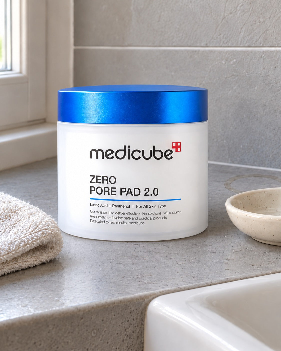 Dischetti viso Medicube Zero Pore Pad 2.0 su mensola in ardesia, con panno e piattino