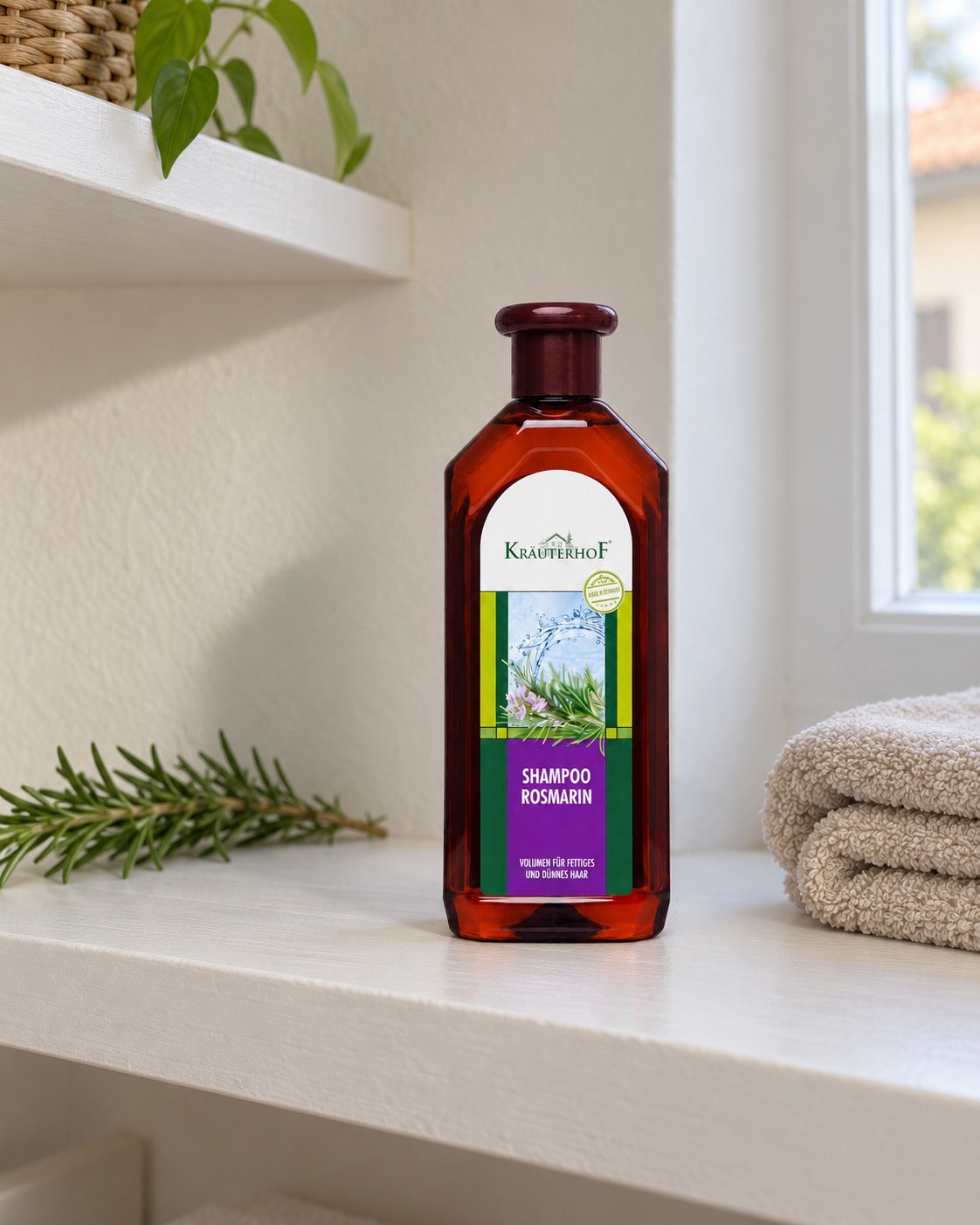 Shampoo al rosmarino Krauterhof su mensola bianca nella lavanderia, con asciugamano