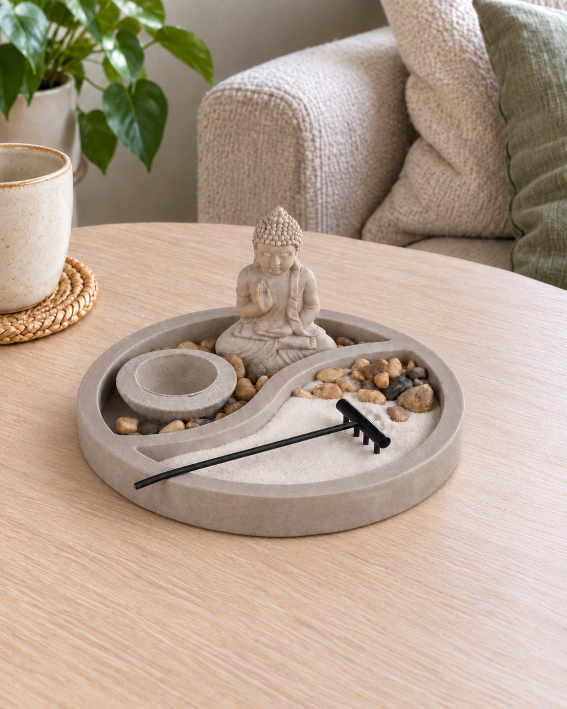 Set giardino zen con statua di Buddha su tavolino da lettura, con tazza