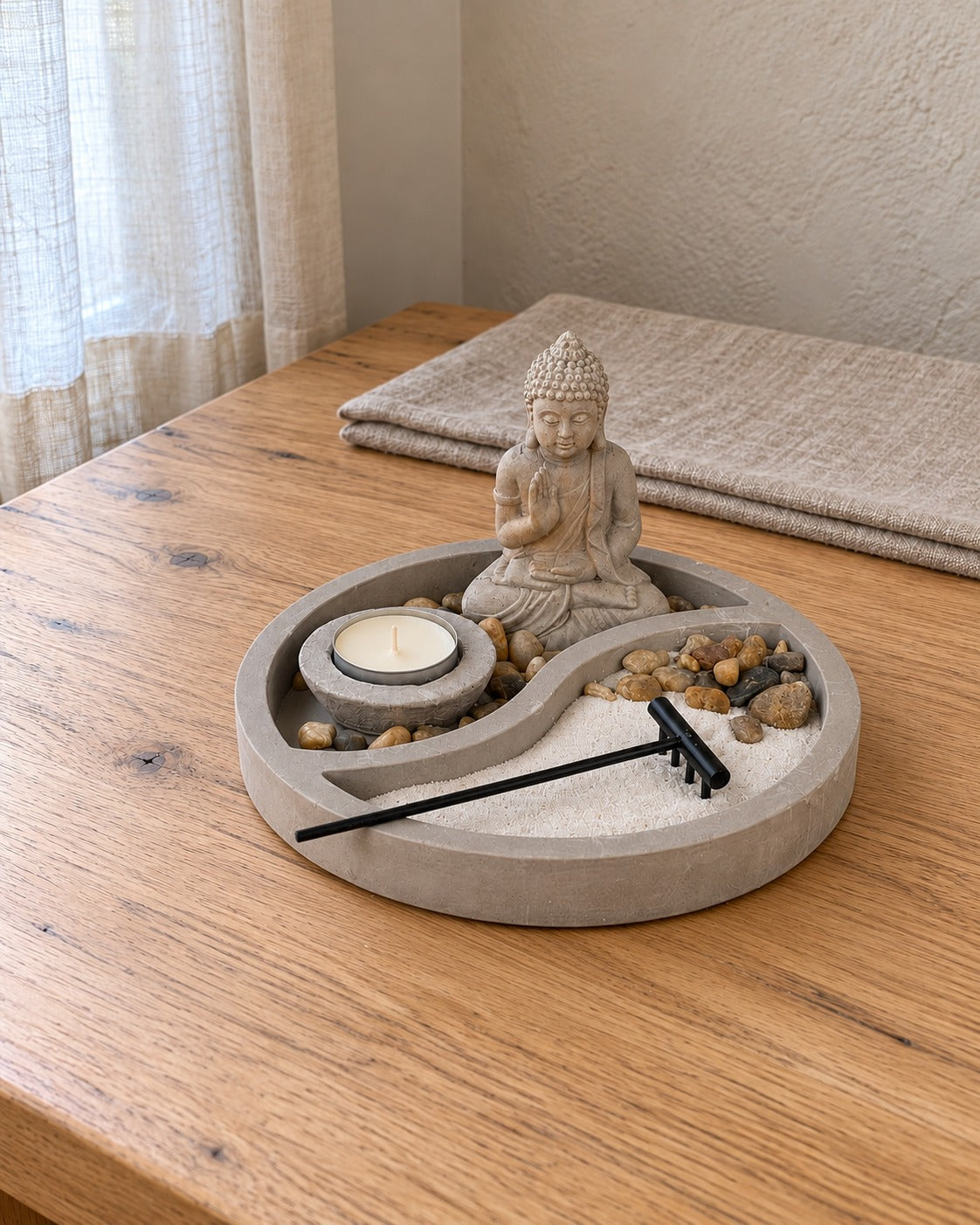 Set giardino zen con statua di Buddha su tavolo basso nell’angolo meditazione