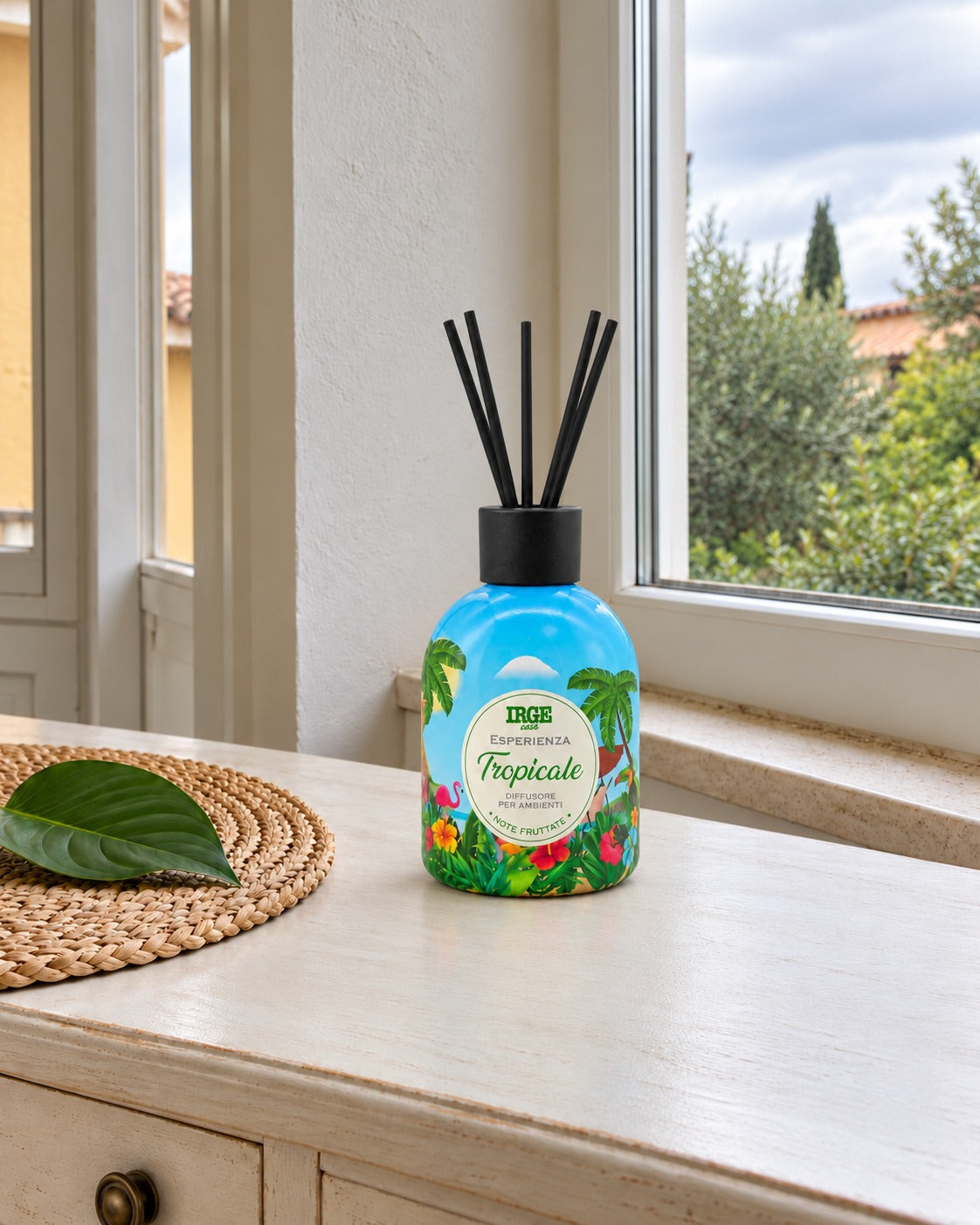 Diffusore Essenze Tropicali su consolle nella veranda, con foglia e tovaglietta